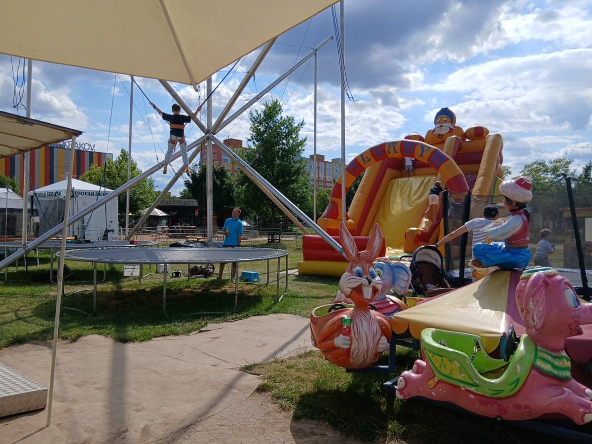 Children’s event in Bohnice with bungee trampolines, an inflatable slide and a carousel