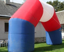 Nafukovací oblouk – pronájem atrakcí Vinelan